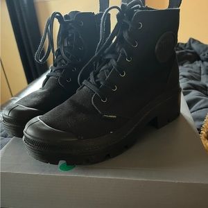 Palladium Pallabase Boots size 7, Black